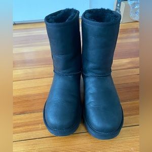 Women’s black “leather spray” Uggs size 8 gently worn